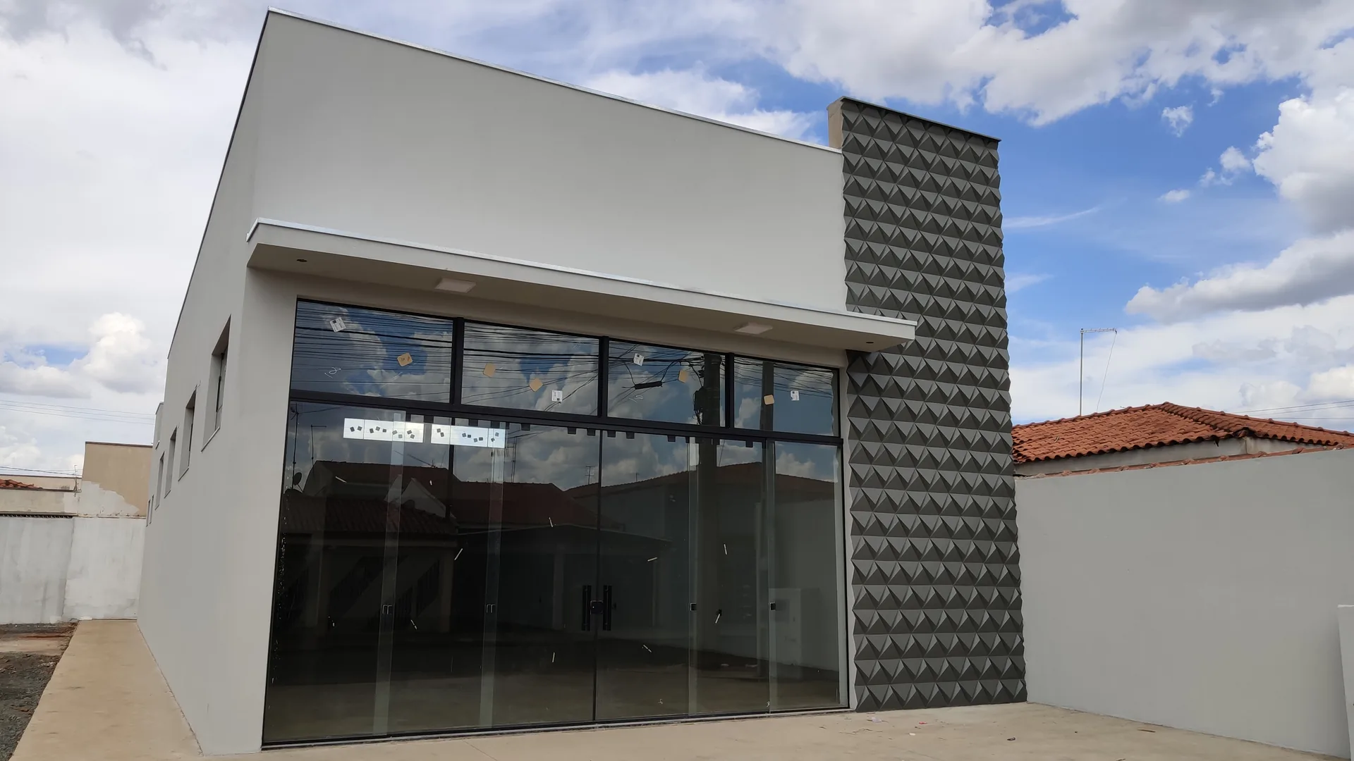 Fachada com painel — obra da Dust Engenharia